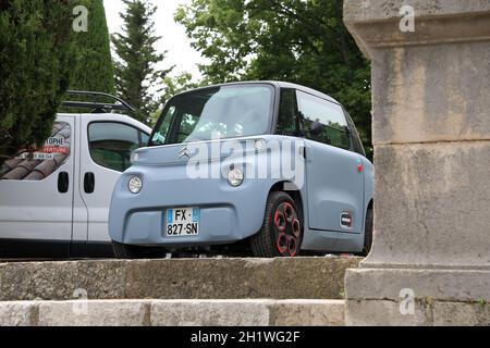 Seillans, Francia - 19 giugno 2021: Primo piano Vista frontale DI UNA piccola Citroen Ami Electric a due posti Micro-City Car parcheggiata nella strada di Seillan Foto Stock