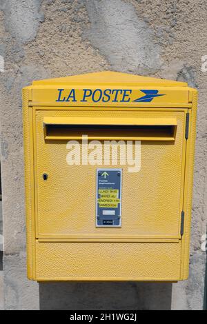 Seillans, Francia - 19 giugno 2021: La Poste, una casella postale gialla francese nella strada dei Seillans nel sud della Francia, Europa. Chiudi vista Foto Stock