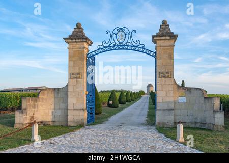 La porta d'ingresso della tenuta vinicola di Balestard-la Tonnelle Foto Stock