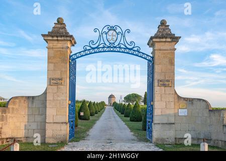 La porta d'ingresso della tenuta vinicola di Balestard-la Tonnelle Foto Stock