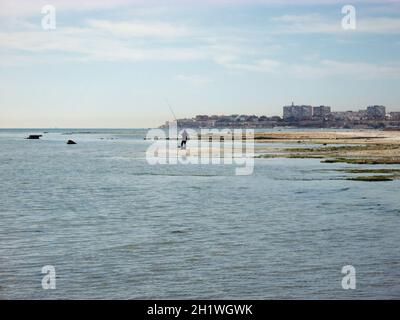 Pescatore sulla riva sabbiosa del Mar Caspio. Kazakistan. Regione di Mangistau. 24 ottobre. 2019 anni. Foto Stock