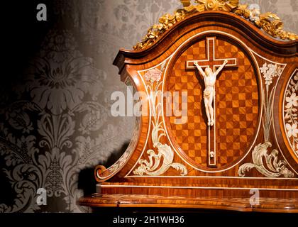 TORINO, ITALIA - CIRCA MAGGIO 2021: Antico crocifisso in legno e avorio (1750). Gesù Cristo simbolo della risurrezione e della vita dopo la morte. Foto Stock