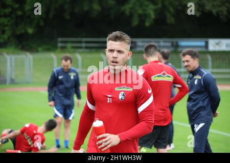 Zurück beim SC Freiburg: Patrick Kammerbauer (SC Freiburg) beim Trainingsauftakt SC Freiburg II, 3. LE NORMATIVE FUSSBALL-LIGA DFL VIETANO QUALSIASI USO O Foto Stock