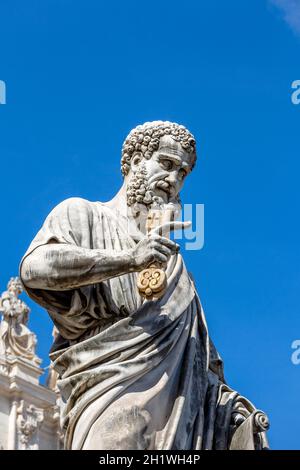 Vaticano, Roma, Italia - 9 ottobre 2020: Statua di San Pietro di fronte alla Basilica di San Pietro in Piazza San Pietro Foto Stock