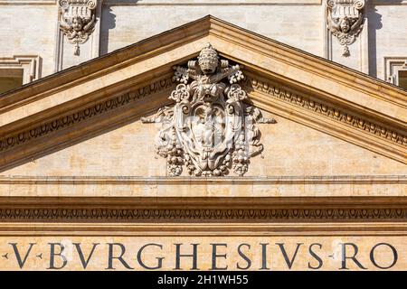 Vaticano, Roma, Italia - 9 ottobre 2020: Stemmi della Santa sede e della Città del Vaticano sulla facciata della Basilica di San Pietro. Foto Stock