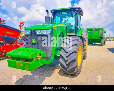 Kiev, Ucraina - 16 giugno 2020: Il potente trattore John Deere 8335R a Kiev, Ucraina, il 16 giugno 2020 Foto Stock