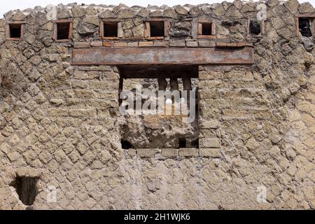 Ercolano, Campania, Italia - 29 giugno 2021: Rovine di un'antica città distrutta dall'eruzione del Vesuvio nel 79 d.C. nei pressi di Napoli, Archaeo Foto Stock