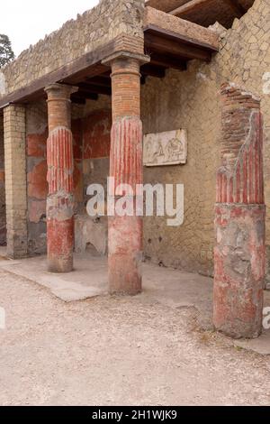 Ercolano, Campania, Italia - 29 giugno 2021: Rovine di un'antica città distrutta dall'eruzione del Vesuvio nel 79 d.C. nei pressi di Napoli, Archaeo Foto Stock