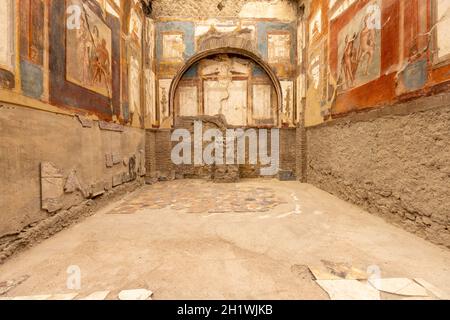 Ercolano, Campania, Italia - 29 giugno 2021: Affreschi colorati sulle mura del Collegio Augustali nel Parco Archeologico di Ercolano Foto Stock