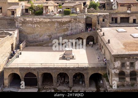 Ercolano, Campania, Italia - 29 giugno 2021: Rovine di un'antica città distrutta dall'eruzione del Vesuvio nel 79 d.C. nei pressi di Napoli, Archaeo Foto Stock