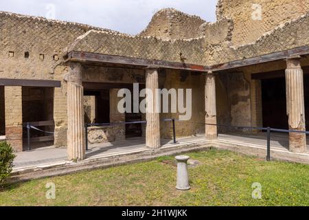 Ercolano, Campania, Italia - 29 giugno 2021: Rovine di un'antica città distrutta dall'eruzione del Vesuvio nel 79 d.C. nei pressi di Napoli, Archaeo Foto Stock