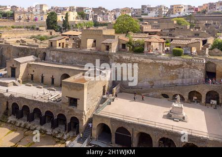 Ercolano, Campania, Italia - 29 giugno 2021: Rovine di un'antica città distrutta dall'eruzione del Vesuvio nel 79 d.C. nei pressi di Napoli, Archaeo Foto Stock