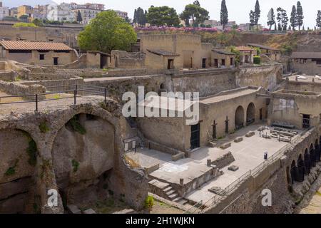 Ercolano, Campania, Italia - 29 giugno 2021: Rovine di un'antica città distrutta dall'eruzione del Vesuvio nel 79 d.C. nei pressi di Napoli, Archaeo Foto Stock