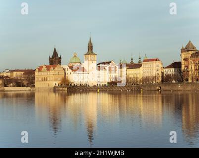 PRAGA, OPERE D'ACQUA DELLA CITTÀ VECCHIA A NOVOTNY LAVKA - Deceber 11, 2019: Praga, lungo il fiume in autunno. Charles Bridge e Novotnevo Lavka con una torre dell'orologio, NE Foto Stock