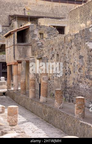 Ercolano, Campania, Italia - 29 giugno 2021: Rovine di un'antica città distrutta dall'eruzione del Vesuvio nel 79 d.C. nei pressi di Napoli, Archaeo Foto Stock