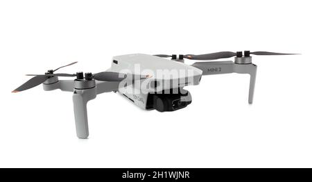 dji mini 2 isolato su sfondo bianco. Il nuovo drone è pronto a volare. Quadricottero per la ripresa di video 4k. 10.18.2021 Vinnytsia, Ucraina. Foto Stock