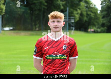 Wagner Robert (SC Friburgo II U23) beim Mannschaftsfoto SC Friburgo II - Saison 2021/22 Foto Stock