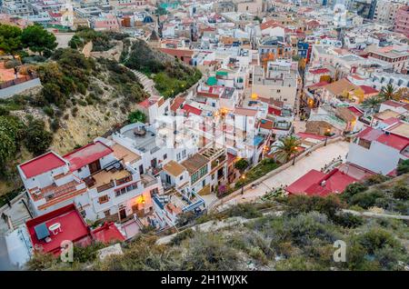 ALICANTE, SPAGNA - 27 DICEMBRE 2018: Veduta aerea del colorato quartiere di Santa Cruz nella vecchia città mediterranea di Alicante, Spagna Foto Stock