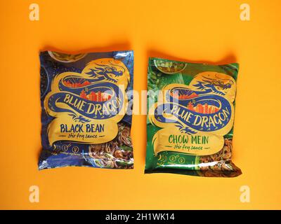 LONDRA, UK - CIRCA GIUGNO 2021: Pacchetti di fagioli neri del drago blu e salsa fritto di mescolamento del mein del chow Foto Stock