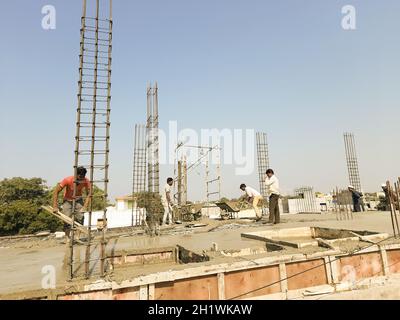 La colata di cemento - soletta gettata di calcestruzzo durante la cementificazione commerciale pavimenti degli edifici in costruzione Foto Stock