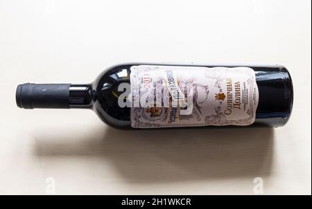 MOSCA, RUSSIA - 10 GIUGNO 2021: Vino dolce fortificato Colonnello Nero (Chernyy Polkovnik) dalla cantina Sun Valley crimea. La storia della cantina è iniziata Foto Stock