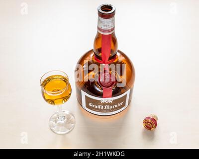 MOSCA, RUSSIA - 10 GIUGNO 2021: Bicchiere con liquore Grand Marnier Cordon Rougen aromatizzato all'arancia creato nel 1880 da Alexandre Marnier-Lapostolle. Lo è Foto Stock