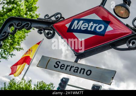 MADRID, SPAGNA – 12 MAGGIO 2021: Segnale della metropolitana di Madrid alla stazione della metropolitana di Serrano Foto Stock