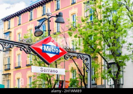 MADRID, SPAGNA – 12 MAGGIO 2021: Segnale della metropolitana di Madrid alla stazione della metropolitana di Serrano Foto Stock