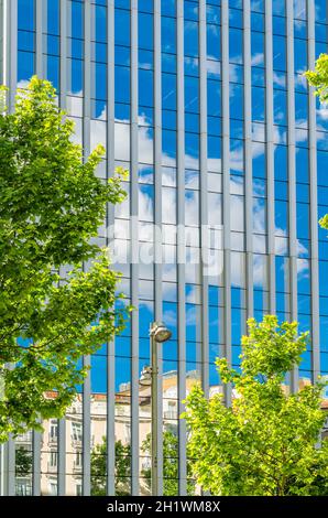 MADRID, SPAGNA – 12 MAGGIO 2021: Dettaglio dell'edificio Torre Serrano a Madrid, Spagna Foto Stock
