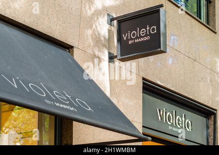 MADRID, SPAGNA – 12 MAGGIO 2021: Facciata di Violeta del negozio Mango a Madrid, Spagna. Mango è un'azienda spagnola di progettazione e produzione di abbigliamento, fondata Foto Stock
