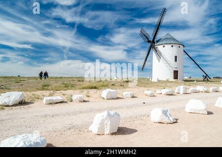 CAMPO DE CRIPTANA, SPAGNA - 22 MAGGIO 2021: Turisti in visita ai tipici mulini a vento di campo de Crippana, Spagna, sulla famosa Via Don Chisciotte Foto Stock