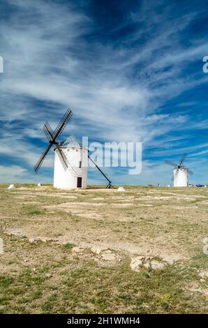 CAMPO DE CRIPTANA, SPAGNA - 22 MAGGIO 2021: Turisti in visita ai tipici mulini a vento di campo de Crippana, Spagna, sulla famosa Via Don Chisciotte Foto Stock