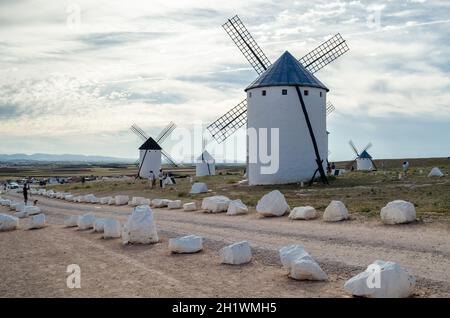 CAMPO DE CRIPTANA, SPAGNA - 22 MAGGIO 2021: Turisti in visita ai tipici mulini a vento di campo de Crippana, Spagna, sulla famosa Via Don Chisciotte Foto Stock