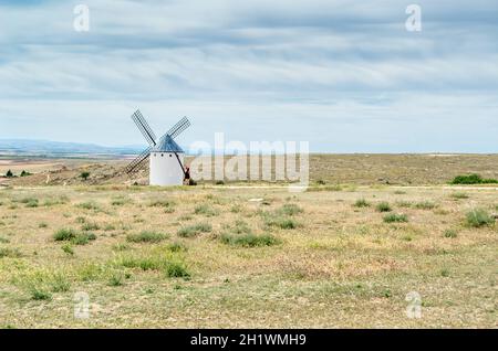 CAMPO DE CRIPTANA, SPAGNA - 22 MAGGIO 2021: Turisti in visita ai tipici mulini a vento di campo de Crippana, Spagna, sulla famosa Via Don Chisciotte Foto Stock