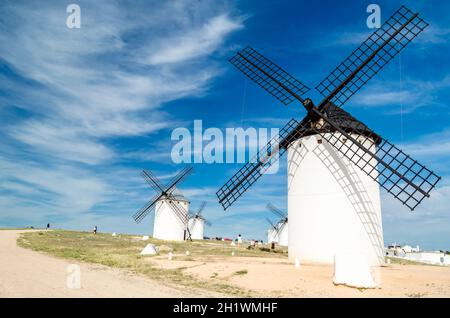 CAMPO DE CRIPTANA, SPAGNA - 22 MAGGIO 2021: Turisti in visita ai tipici mulini a vento di campo de Crippana, Spagna, sulla famosa Via Don Chisciotte Foto Stock