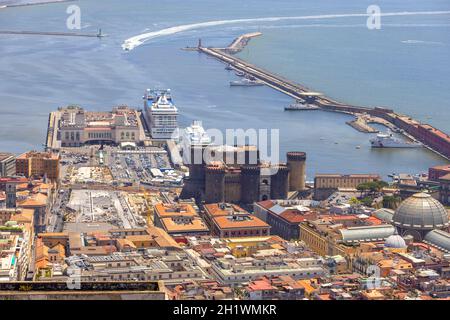 Napoli, Italia - 27 giugno 2021: Veduta aerea della costa portuale con il medievale Castel nuovo Foto Stock