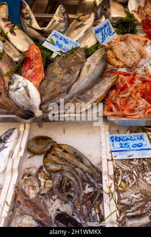 Napoli, Italia - 27 giugno 2021: Bancarella del mercato del pesce nella via del centro città, pesce fresco Foto Stock