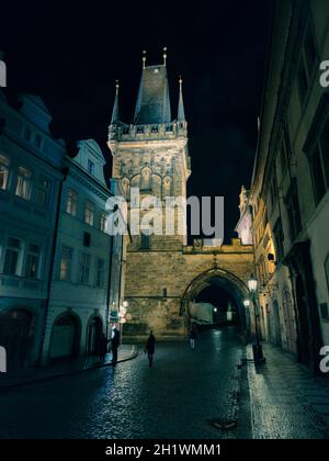 Repubblica Ceca, Praga 11 marzo 2020: Praga, la torre del ponte di Smalltown nella notte dopo la pioggia Foto Stock