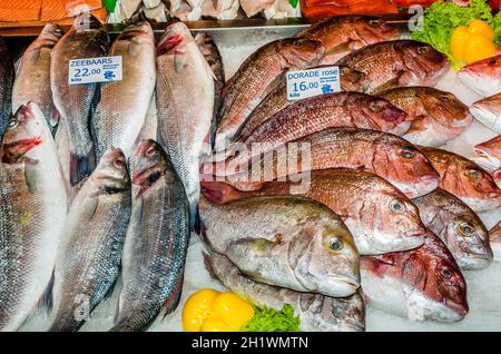 AMSTERDAM, PAESI BASSI - 17 NOVEMBRE 2018: Bancarella di pesce fresco nel mercato Albert Cuyp, un mercato di strada e un'attrazione turistica ad Amsterdam, il Foto Stock