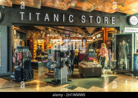 Belfast, Regno Unito, agosto 2019 le persone che acquistano souvenir nel Titanic Store del Titanic Museum, Irlanda del Nord Foto Stock