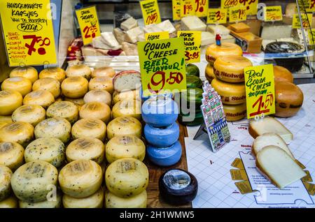 AMSTERDAM, PAESI BASSI - 17 NOVEMBRE 2018: Formaggio olandese in vendita nel mercato Albert Cuyp, un mercato di strada e un'attrazione turistica ad Amsterdam Foto Stock