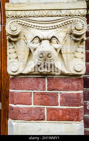 AMSTERDAM, PAESI BASSI - 16 NOVEMBRE 2018: Dettaglio architettonico, scultura decorativa all'ingresso di Begijnhof (il Beghinaggio), un cour interno Foto Stock