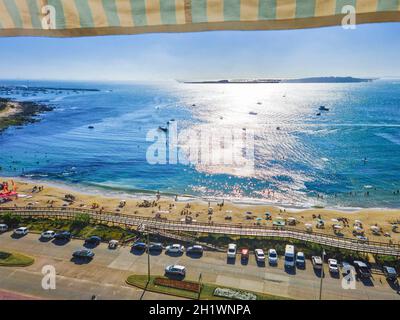 PUNTA DEL ESTE, URUGUAY, GENNAIO - 2021 - affollata spiaggia di mansa scatto aereo dalla vista di appartamento di fronte al mare, punta del este, uruguay Foto Stock