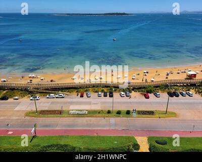 PUNTA DEL ESTE, URUGUAY, GENNAIO - 2021 - affollata spiaggia di mansa scatto aereo dalla vista di appartamento di fronte al mare, punta del este, uruguay Foto Stock