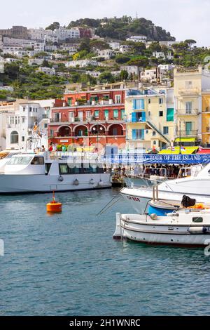 Isola di Capri, Italia - 28 giugno 2021: Marina Grande, porto principale per le navi turistiche al largo della costa della città di Capri Foto Stock