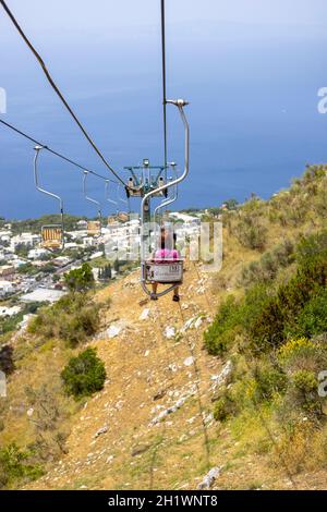 Isola di Capri, Italia - 28 giugno 2021: Seggiovia per Monte Solaro, vista delle seggioloni con turisti Foto Stock