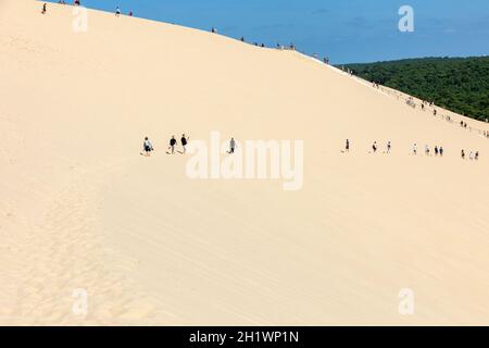 Dune di Pilat, Francia - settembre 10,2018: persone che camminano sulla sommità della Duna del Pilat, le più alte dune di sabbia in Europa. La Teste de Buch, Arcachon Foto Stock