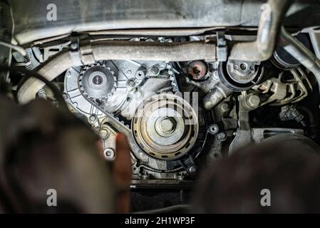 Dettaglio del motore smontato pronto per la manutenzione in officina meccanica Foto Stock