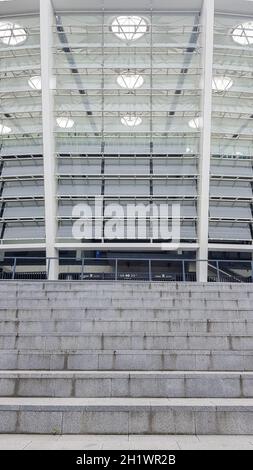 Costruzione di stadi - NSC Olimpiyskiy a Kiev. Elementi strutturali dello stadio con facciate forate. Ucraina, Kiev - 18 ottobre 2020 Foto Stock