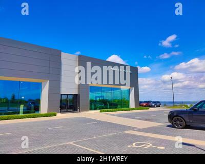 Kiev, Ucraina - 8 maggio 2021: Logo Jaguar Land Rover in un negozio. Land Rover è un marchio di auto specializzato in veicoli a trazione integrale, di proprietà di Brit Foto Stock